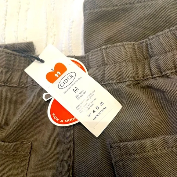 On trend olive green cargo . Size Medium - Picture 2 of 5